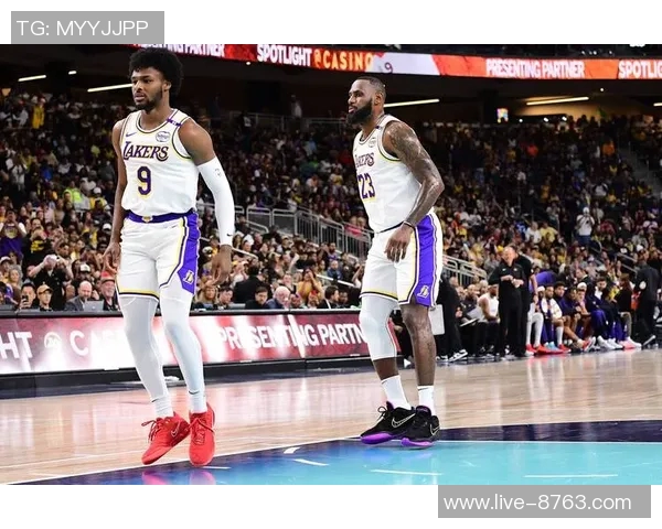 布克赞詹姆斯复出后无缝融入展现比赛魅力逐步找回状态令人期待