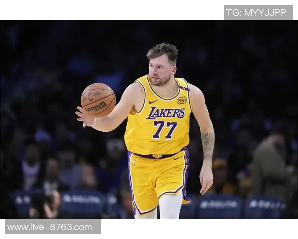 詹姆斯与东契奇共同承担责任应对里夫斯缺阵的挑战与决策压力