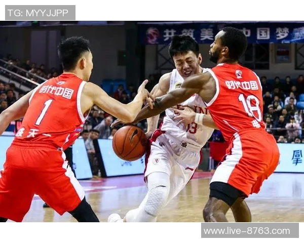 文班双手封盖展现强悍防守紧接连续三分助队打出15-0强势反击